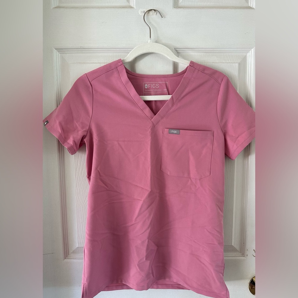 Figs chalk pink Catarina one pocket top